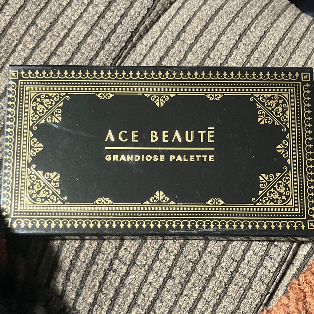 Ace Beaute Grandiose Palette - Black and Gold